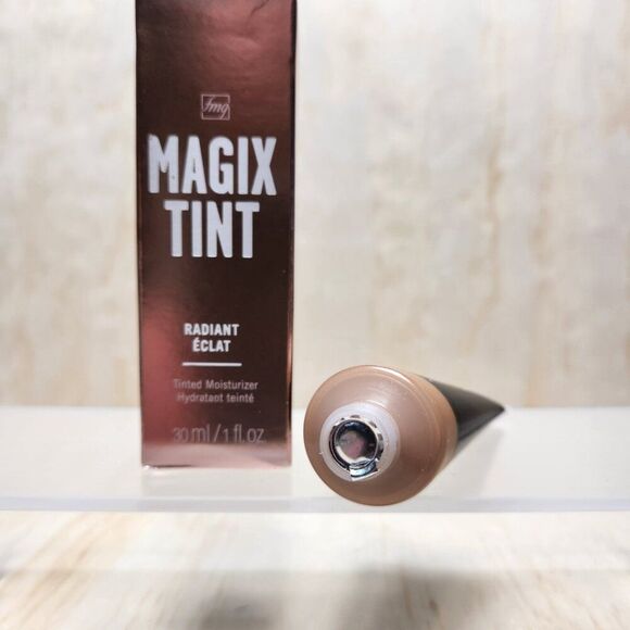 NIB Avon fmg Magix Tint Radiant Tinted Moisturizer 1 fl. oz. - Picture 8 of 9